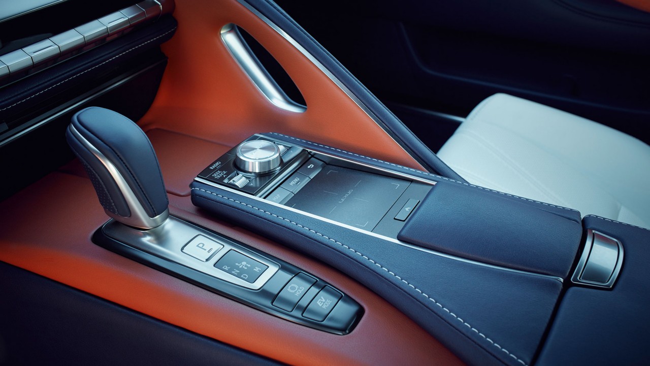 2018-lexus-lc-blue-gallery-012-interior-1920x1080_tcm-3195-1140636