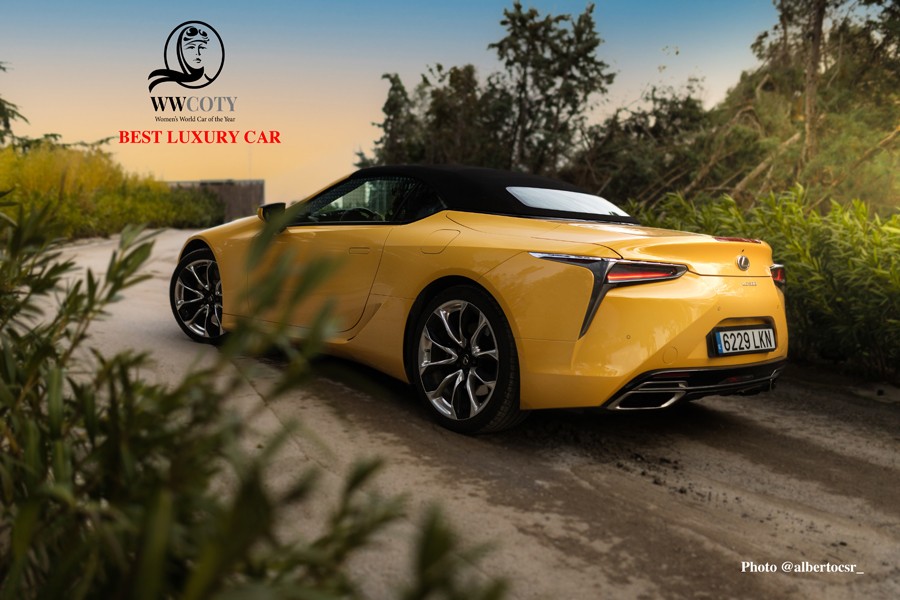 LEXUS LC CABRIOLET UDNÆVNT SOM BEDSTE LUKSUS BIL 2021 I WOMEN’S WORLDS CAR OF THE YEAR AWARDS