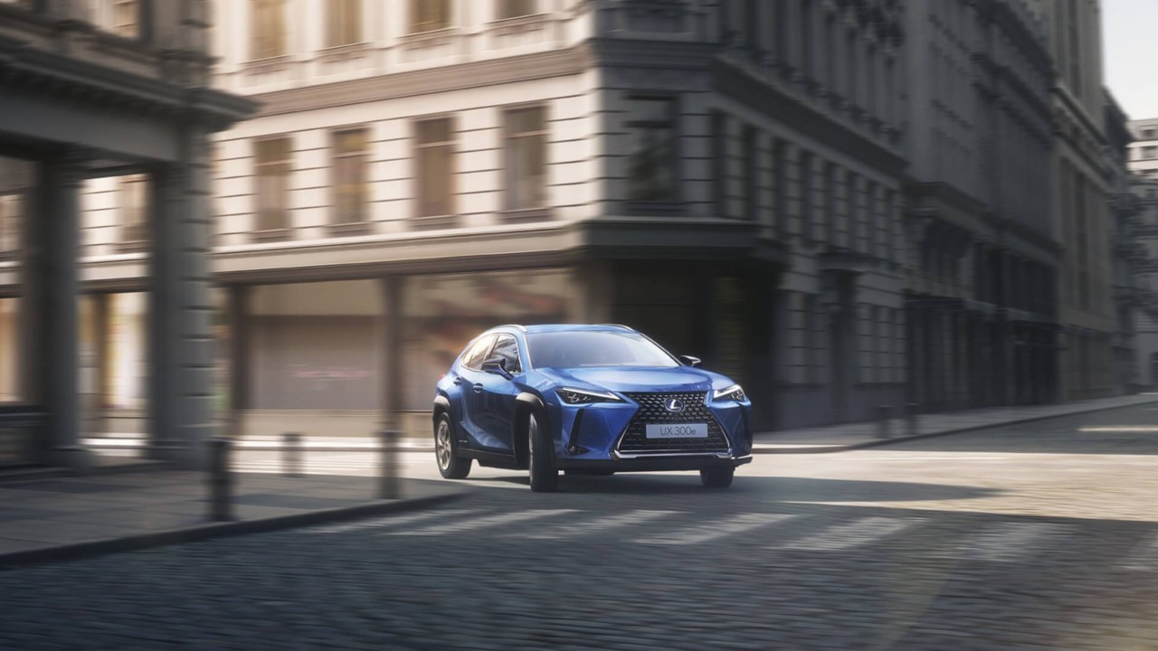 2020-lexus-ux300e-experience-low-centre-gravity-landscape-1920x1080_tcm-3195-2090406
