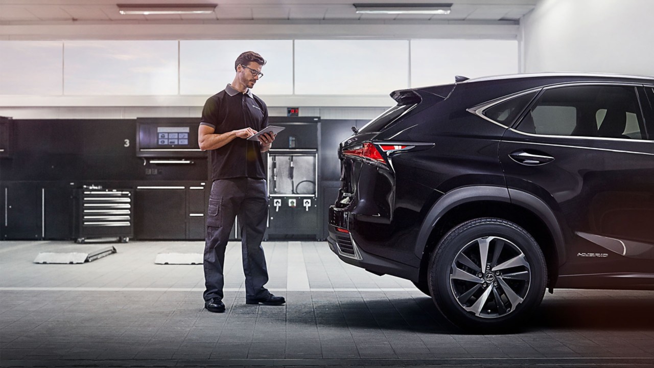 A Lexus technician